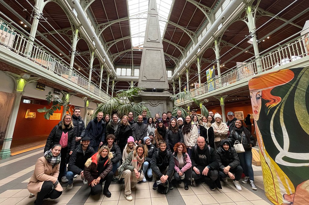 Gruppenfoto im Café Des Halles Saint-Gery, bevor es los ging zur Schnitzeljagd Copyright: Chiara Mayer