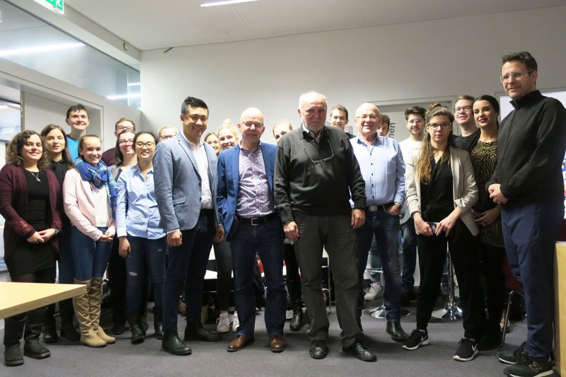 Gruppenfoto Jury mit Studierenden der FH St. Pölten