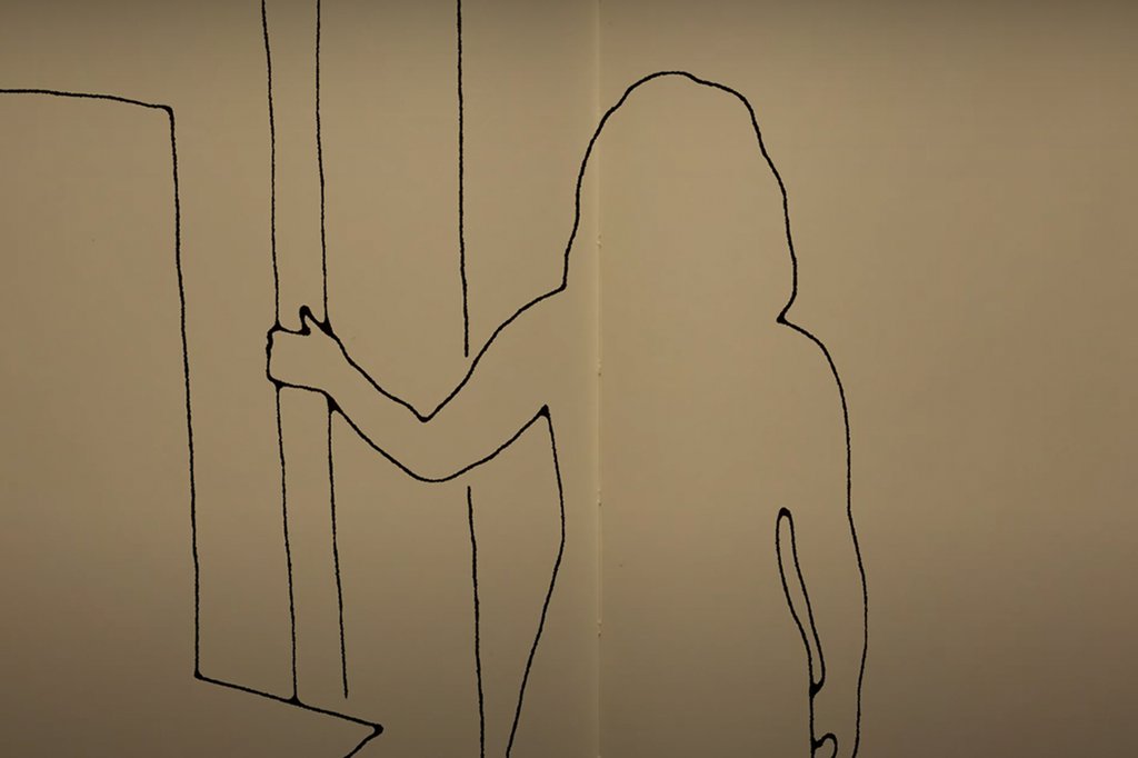 Screenshot aus dem Video von Michael Keplinger, auf braunem Papier ist mit dünner schwarzer Linie gezeichnet eine Silhouette einer Frau, die sich an einem Türrahmen hält