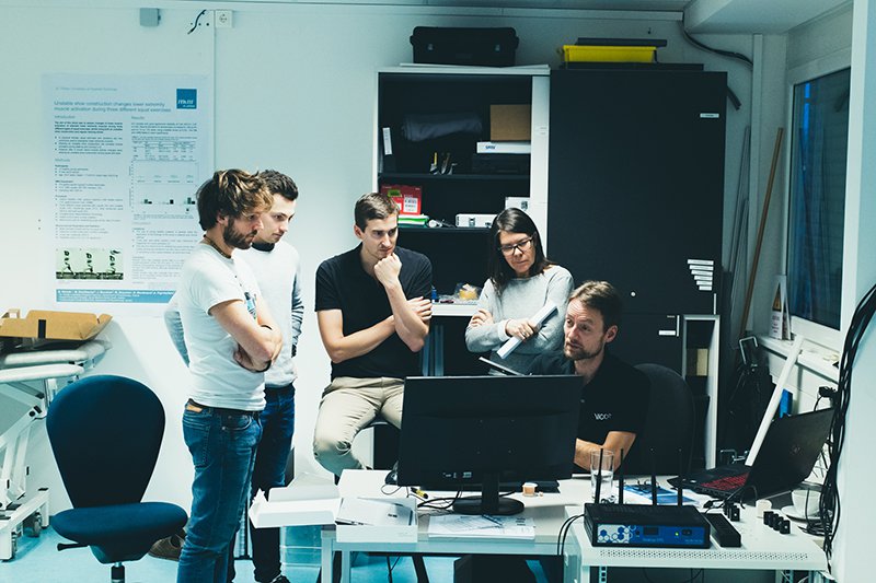 Kolleg*innen des Labors bei einer Besprechung