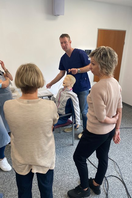 Dozent Stefan Rottensteiner mit Teilnehmerinnen am Refresher-Seminar für Pflegepersonen