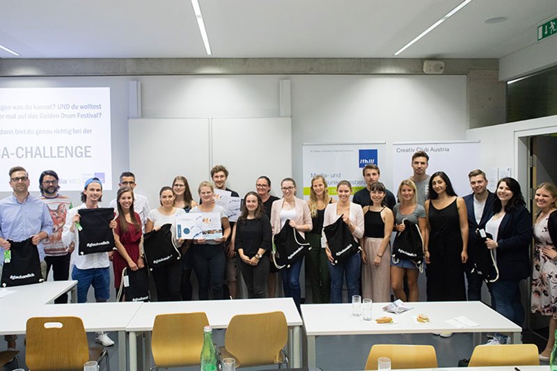 Die TeilnehmerInnen zusammen mit den Mitgliedern der Jury bei der ersten CCA-Student Challenge.