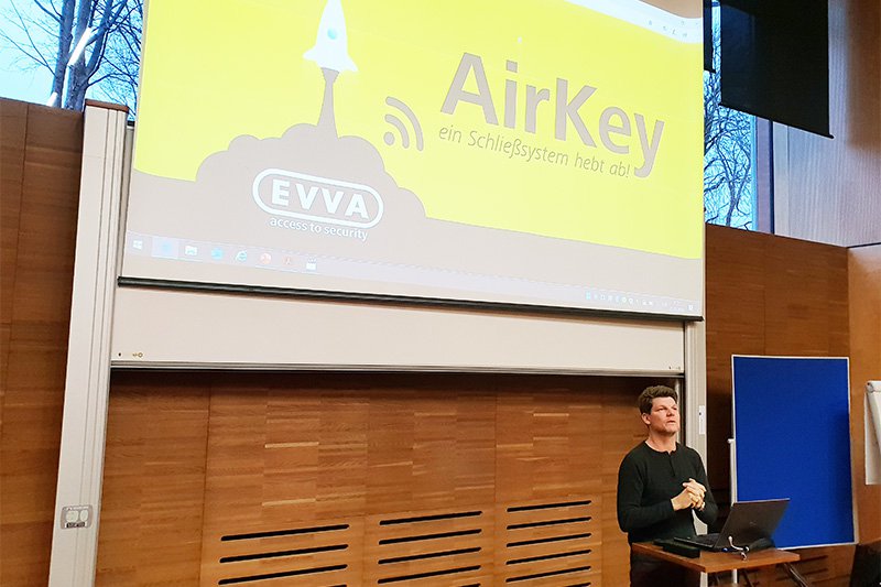 Martin Kernthaler, Vice President Marketing and Communications bei EVVA Sicherheitstechnologie bei seinem Gastvortrag an der FH St. Pölten