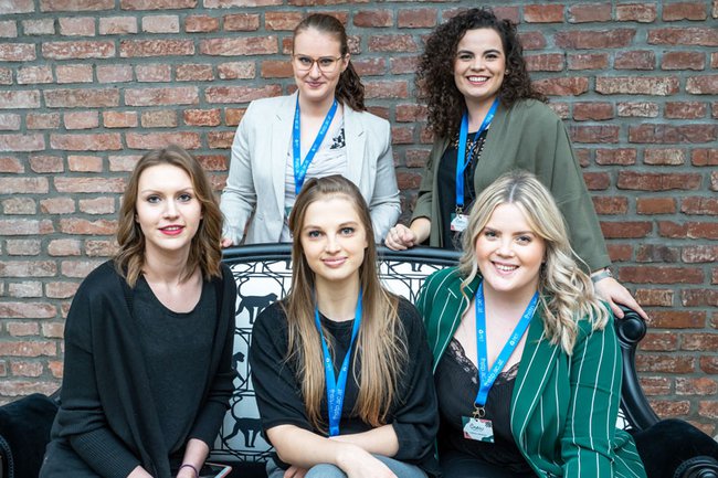 Gruppenfoto von der MEDIAcon mit Organisator*innen und Vortragenden