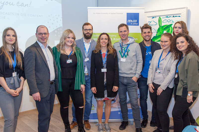 Gruppenfoto von der MEDIAcon mit Organisator*innen und Vortragenden