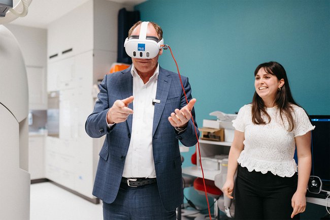 Österreichs Gesundheitsminister Johannes Rauch testete selbst mit der VR Brille den digitalen Zwilling des Schockraums