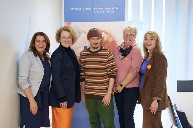 Gerald Schaffhauser Bildmitte mit Gemeinderätin der Stadtgemeinde Hainfeld Bundesrätin Sandra Böhmwalder, Landesrätin Christiane Teschl-Hofmeister (1. und 2. von links), Pflegedirektorin Michaela Lienhart und kaufmännische Direktorin Gabriela Galeta (2. und 1. von rechts)