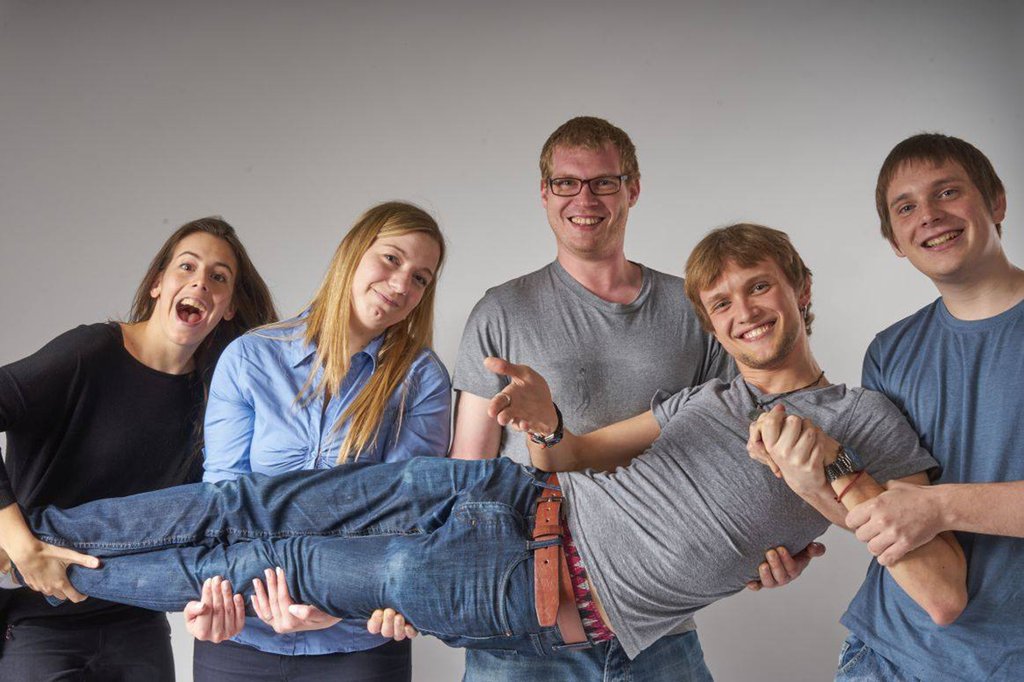 fünf Menschen lachen, es gibt zwei Frauen und drei Männer