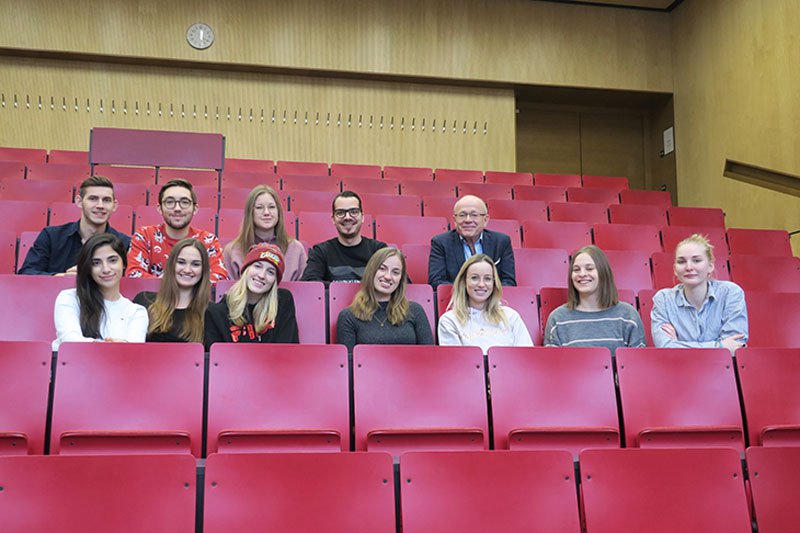 Einige der zahlreichen Teilnehmerinnen und Teilnehmer des Zertifizierungslehrganges mit Studiengangsleiter Ewald Volk.jpg