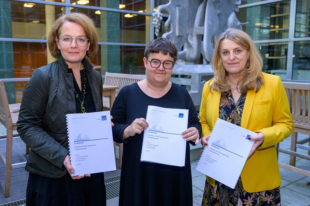 Landesrätin Christiane Teschl-Hofmeister, Autorin Michaela Moser und Landesrätin Ulrike Königsberger-Ludwig