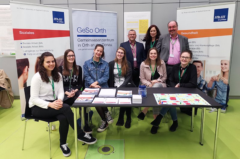 V. l. n. r.: Laura Tröbinger, Sophie Gugler, Anna Mikats, Katharina Korn, Julia Vyhnalek, Veronika Böhmer, Christoph Redelsteiner, Heinz Novosad, Alina Schnell