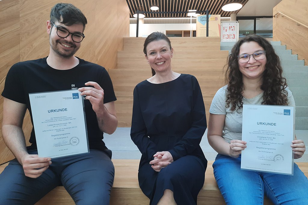 Student Lukas Kroisenbrunner, Studiengangsleiterin des Masterstudiums Digital Business Communications Monika Kovarova-Simecek, Studentin Christiane Fürst