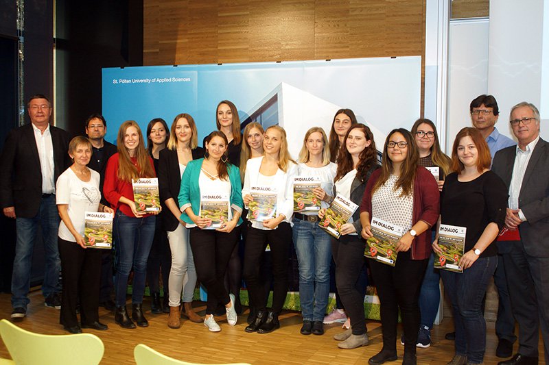 Ein Teil der Verfasserinnen zusammen mit VertreterInnen der Fachhochschule und des DMVÖ.