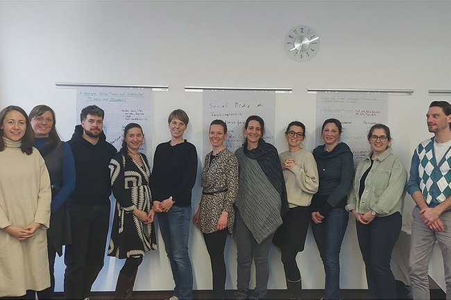 Gruppenfoto der Mitarbeiter*innen des Instituts für Gesundheitswissenschaften