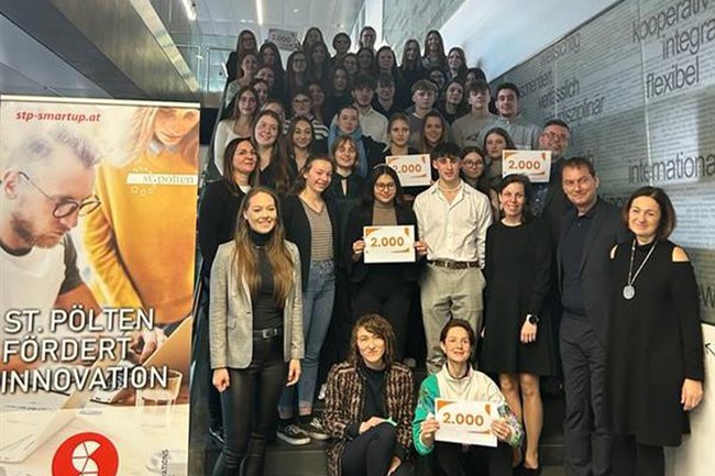 Gruppenbild auf den Stiegen Schüler*innen der HLW