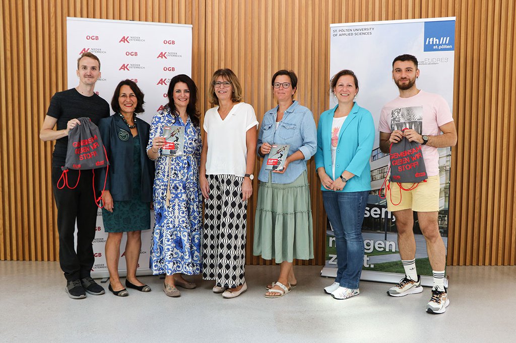 Romana Reithofer (in the middle) and Lazkin Jafar (to the right), first-semester students of the brand-new bachelor degree programme Social Pedagogy, with their AK NÖ info packages.