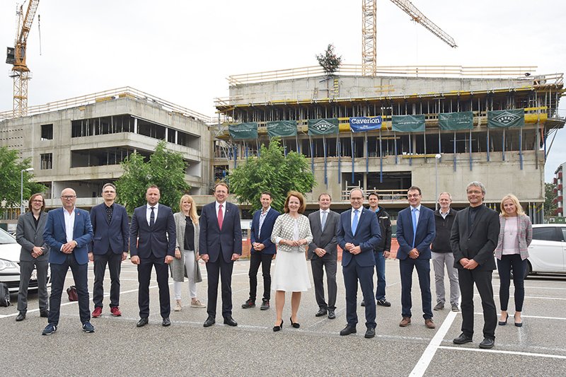 Benjamin Aumayer (NMPB Architekten), Wolfgang Lengauer (building department of the City Administration of St. Pölten), Sascha Bradic (NMPB Architekten), Patrick Ritz (Granit GmbH), Andrea Neuwirth (Granit GmbH), Mayor Matthias Stadler, Reinhard Kern (Caverion GmbH), State Minister Christiane Teschl-Hofmeister, Manfred Simmet (Caverion GmbH), UAS Executive Director Gernot Kohl, Andreas Rummel (St. Pölten UAS), UAS Executive Board Member Johann Haag, Franz Kern (St. Pölten UAS), UAS Executive Board Member Hannes Raffaseder, Marion Grünberger (St. Pölten UAS)