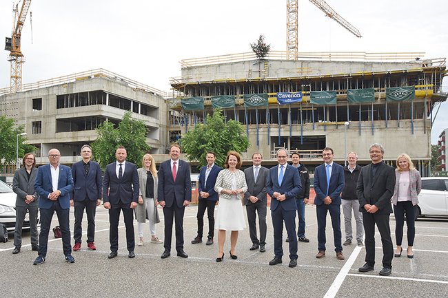 Benjamin Aumayer (NMPB Architekten), Wolfgang Lengauer (building department of the City Administration of St. Pölten), Sascha Bradic (NMPB Architekten), Patrick Ritz (Granit GmbH), Andrea Neuwirth (Granit GmbH), Mayor Matthias Stadler, Reinhard Kern (Caverion GmbH), State Minister Christiane Teschl-Hofmeister, Manfred Simmet (Caverion GmbH), UAS Executive Director Gernot Kohl, Andreas Rummel (St. Pölten UAS), UAS Executive Board Member Johann Haag, Franz Kern (St. Pölten UAS), UAS Executive Board Member Hannes Raffaseder, Marion Grünberger (St. Pölten UAS)