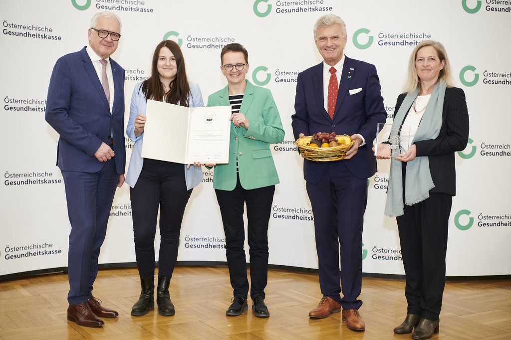 Sandra Weidinger  and Silke Seper receiving the award